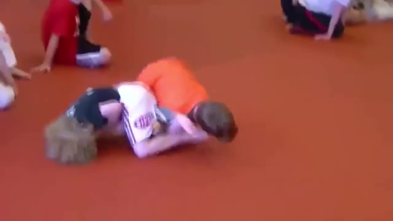 Lác mắt với cú Flying Armbar tuyệt hảo của chú nhóc tì