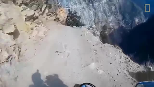 Thót tim với pha đổ đèo dọc sườn núi Himalaya dựng đứng hiểm trở