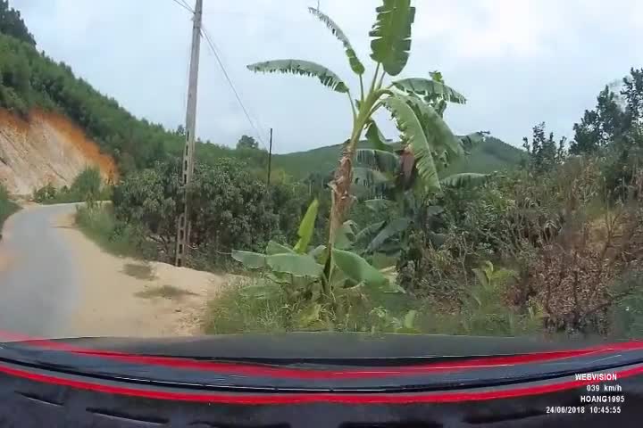 Ôtô suýt 'nuốt' gọn xe máy trên đường làng