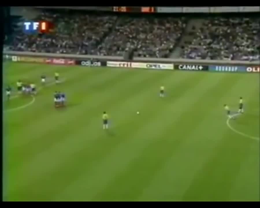 Cú sút phạt thần sầu của Roberto Carlos