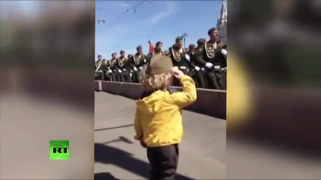Em bé chào các đoàn luyện tập duyệt binh ở Quảng trường Đỏ