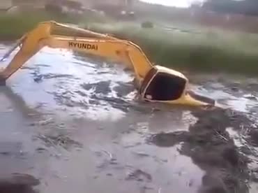Quá nể anh lái xe cẩu này, phải nói là đẳng cấp