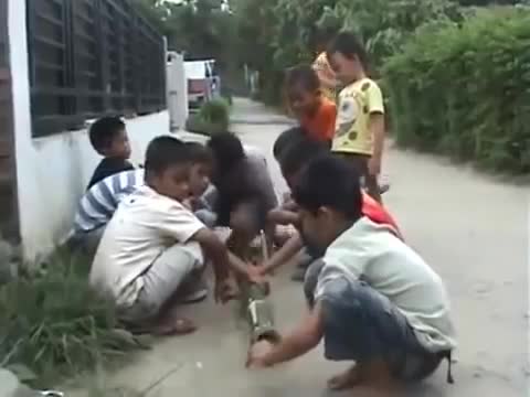 Tròn mắt xem trẻ con chế tạo súng thần công!