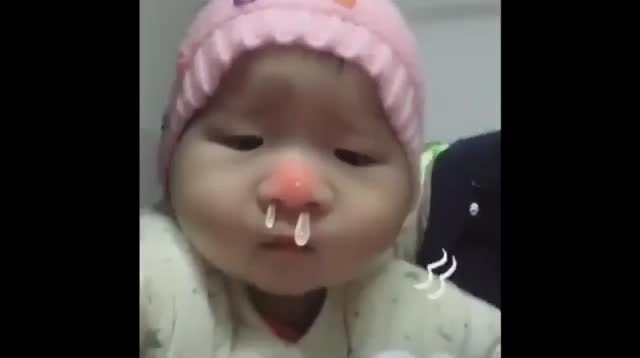 Bé cay mũi mãi khi có bố mẹ bá đạo như thế này