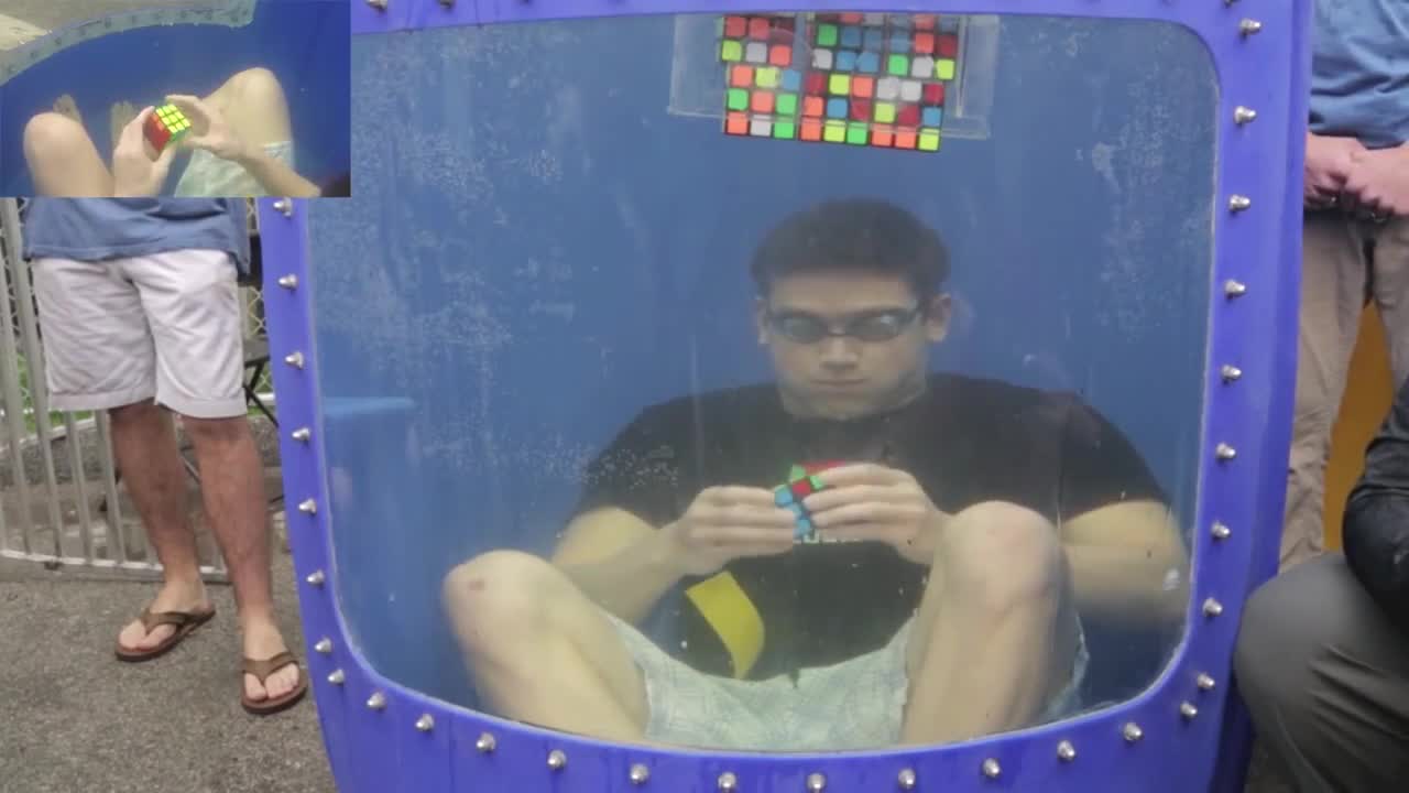 Hãy xem anh chàng này giải 8 khối rubik ở dưới nước Kỉ lục thế giới