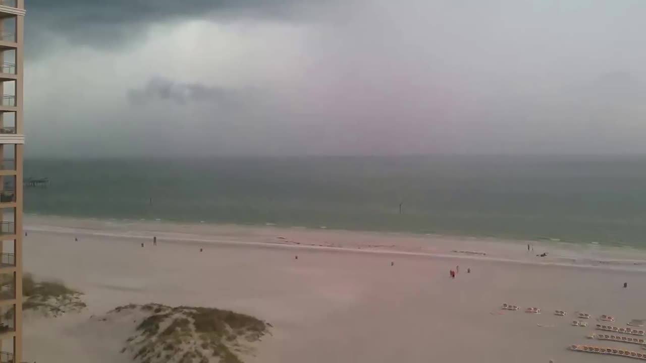 Sét 'nhảy múa' kinh hoàng trên bãi biển Florida