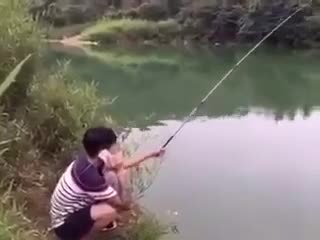 Thanh niên câu phải rắn và cái kết chết cười