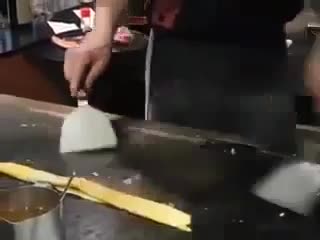 Đầu bếp trình diễn kỹ năng cắt trứng siêu khủng