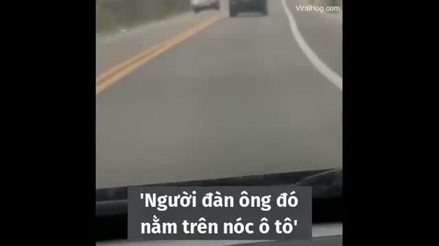 Người nhện liều mạng bám nắp capo đi nhờ xe suốt quãng đường 32km
