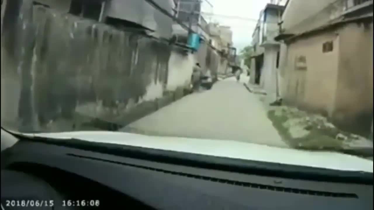 Pha xử lý 'nhanh chóng mặt' của người phụ nữ đi xe máy từ trong ngõ ra suýt va chạm với ô tô