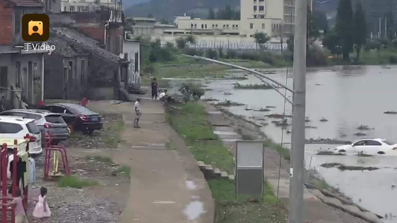 Ôtô tụt dốc rơi xuống sông, dân làng bơi ra cứu