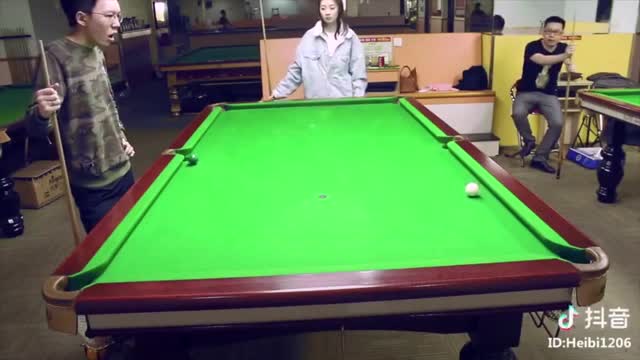 Người đẹp đánh billiards khiến chàng trai sững sờ