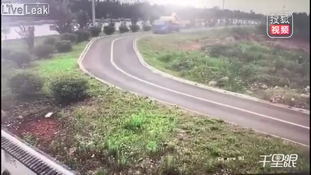 Xe tải ôm cua lật thảm khốc, tài xế phi thân ra ngoài nhanh như chớp