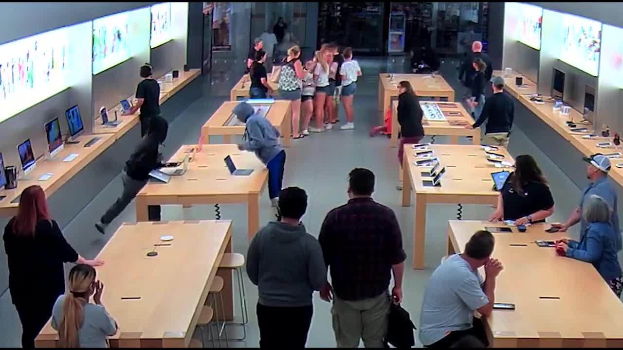 26 iPhone, MacBook bị cướp trong chưa đầy một phút