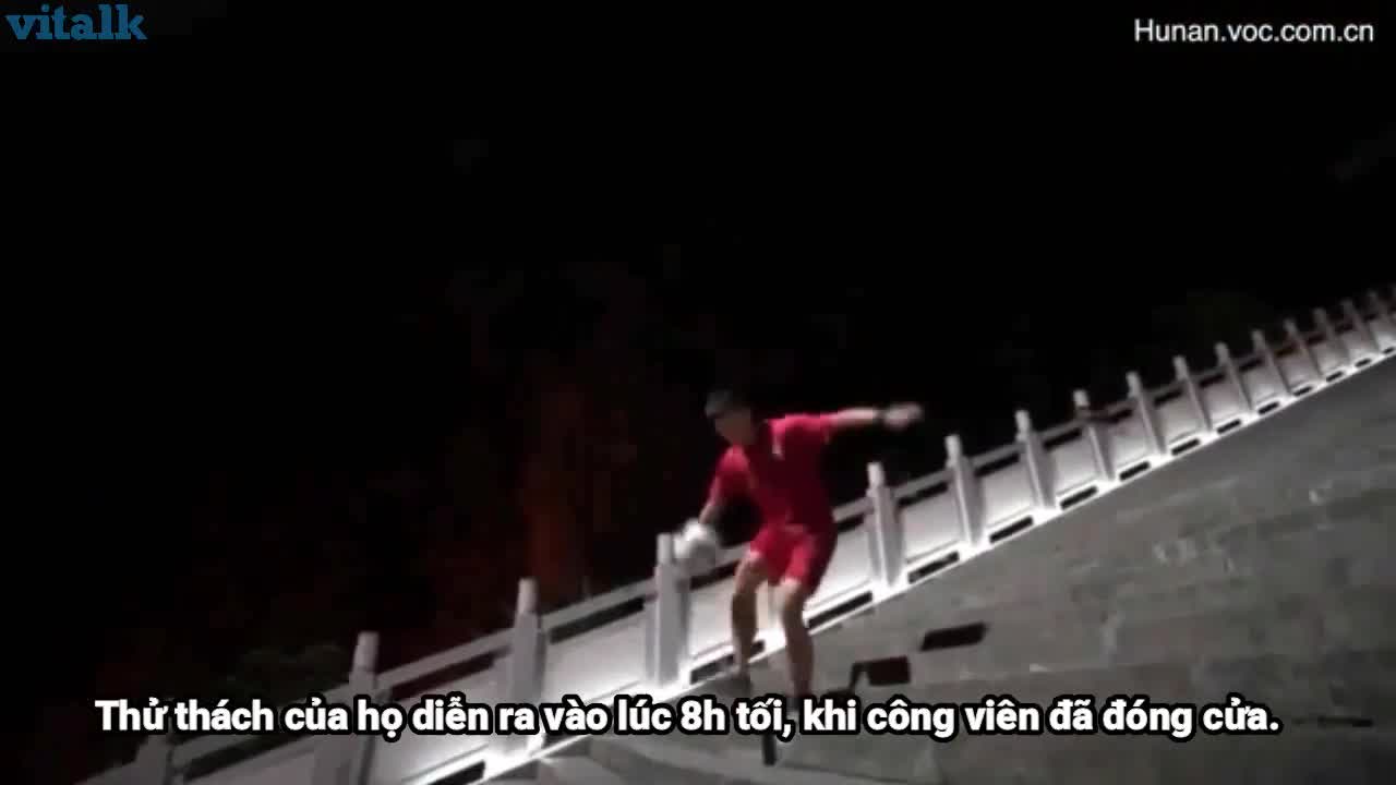 3 chàng trai tâng bóng liên tục qua 999 bậc thang trên 'cổng Thiên Đường' ở Trương Gia Giới