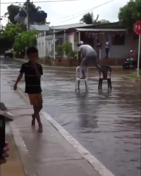 Bí kíp di chuyển khi đường phố bỗng hóa thành sông