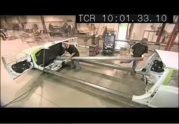 Cận cảnh quá trình biến một chiếc xe 4 chỗ bình thường thành một chiếc Limousine hạng sang