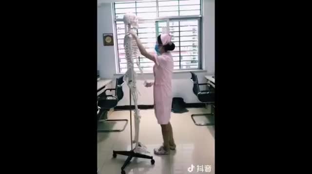 Cũng chỉ vì ế quá mới ra nông nỗi thế này