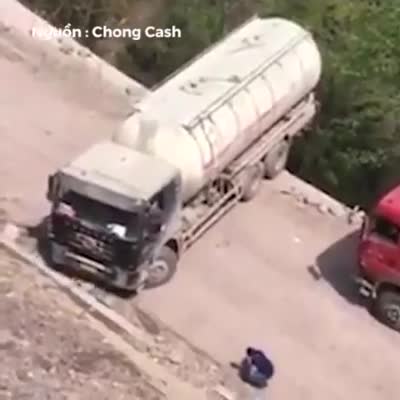 Màn lùi xe tải giữa vách núi đầy kỹ thuật