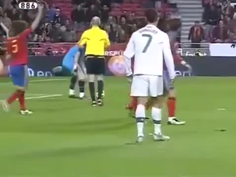 Nani phá hỏng bàn thắng đẹp của Ronaldo vào lưới Tây Ban Nha