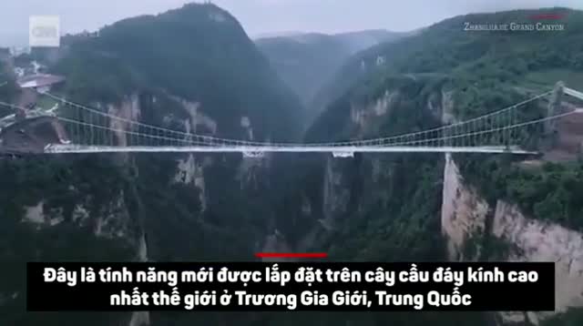 Thót tim sàn nhảy Bungee trên cầu đáy kính cao nhất thế giới với 275 m