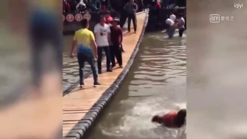 Trò chơi trên 'Cây cầu Rung rốn'