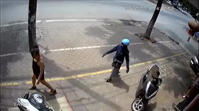Xe máy bỏ rơi Ninja , chạy trăm mét không có người lái