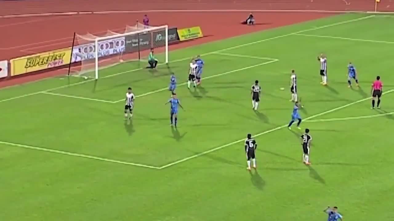Pha sút phạt không thể tin nổi của Faiz Subri