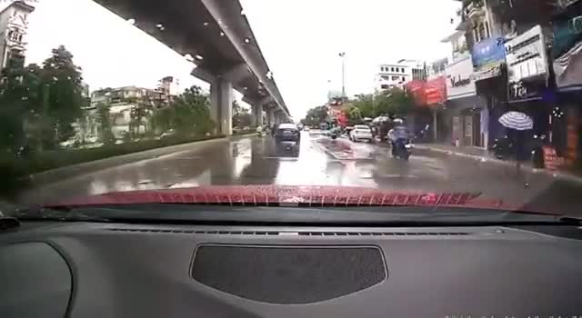 Tài xế vụt qua như một cơn gió ngày mưa, người đi đường bức xúc vì phải lãnh đủ