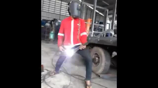 Khi bạn muốn là một rocker nhưng số phận lại bắt bạn đi ...hàn xì