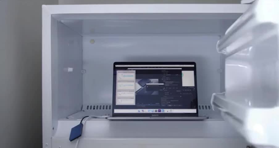 MacBook Pro 2018 được đặt trong tủ lạnh khi đang dựng video