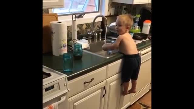 Cậu bé có khả năng sử dụng 'tuyệt kỹ khinh công' để...rửa bát