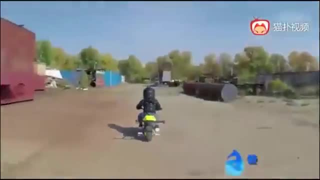 Ngả mũ trước màn trình diễn bá đạo của tay đua nhí mới chưa tròn 3 tuổi