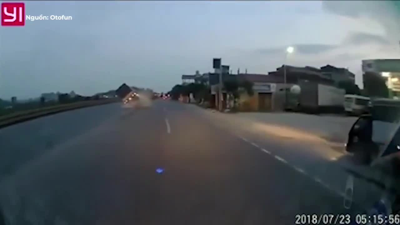 Ngủ quên, tài xế xe tải lao thẳng lên dãy phân cách