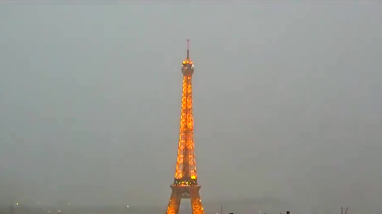 Cảnh tượng hiếm thấy sét đánh trúng tháp Eiffel