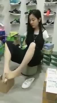 Cô gái mất cả 2 tay từ khi 4 tuổi vẫn dễ dàng nấu ăn, mặc quần áo như thế này đây