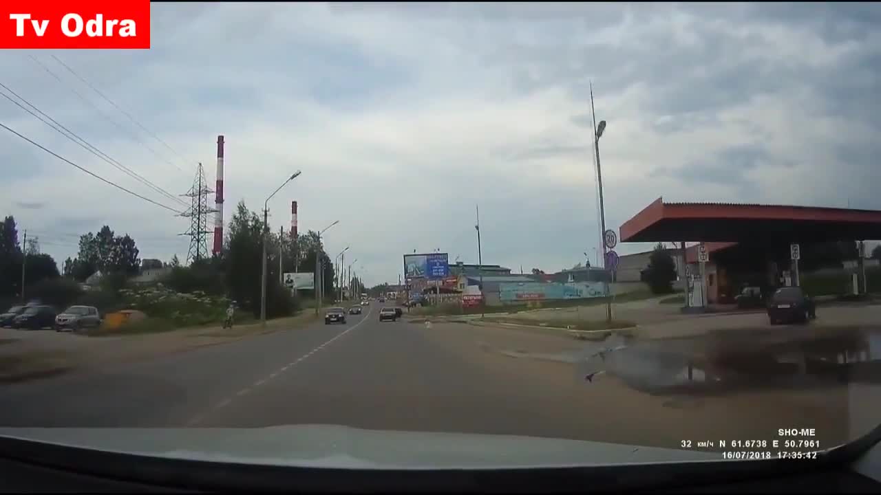 Cú bẻ lái quá 'gắt' của ông bố khiến cô con gái văng khỏi ôtô, lăn lông lốc trên đường