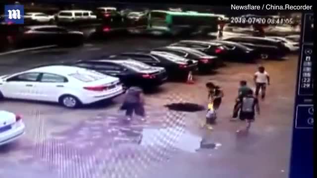 Cụ ông bất ngờ lọt thẳng xuống 'hố tử thần' ở giữa đường