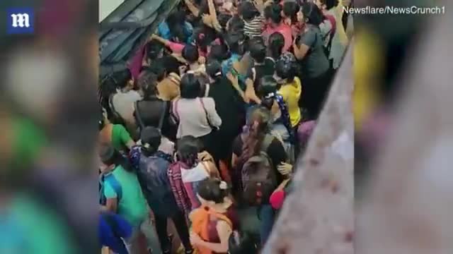 Dòng sông 'phụ nữ' Ấn Độ chen lấn lên tàu giờ cao điểm