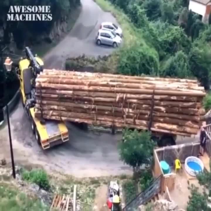 Tài xế bẻ lái điêu luyện điều khiển contaner chở hàng tấn gỗ qua cầu hẹp