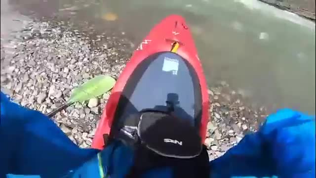 Thót tim cảnh chèo thuyền kayak lao xuống từ thác nước cao 30m