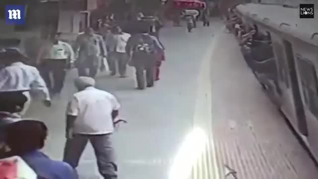Váy mắc vào cửa tàu hỏa, người phụ nữ bị kéo đi hàng chục mét