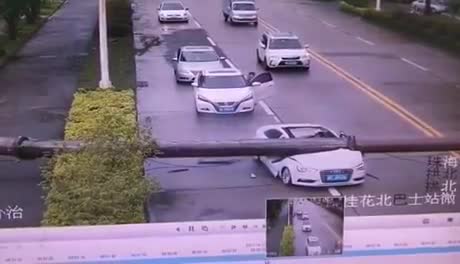 Tài xế hốt hoảng chui ra khỏi xe khi cột điện khủng bất ngờ đổ sập xuống ô tô