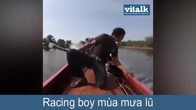 Thanh niên ôm cua lướt sóng bằng xuồng khiến người xem phải tròn mắt thán phục