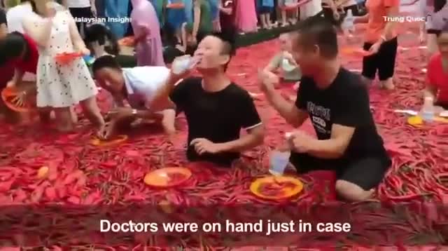 Hàng trăm người ngâm mình trong hồ ớt để tham dự cuộc thi ăn cay xé lưỡi