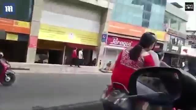 Sửng sốt cảnh bé 5 tuổi lái xe máy đèo bố mẹ và em gái