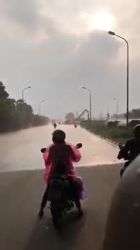 Đứng giữa lằn ranh giới giữa trời mưa và nắng
