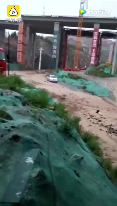 Hoảng hồn cảnh lũ cuồn cuộn cuốn phăng hàng chục ô tô trên phố