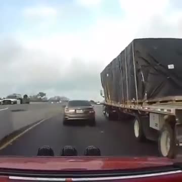 Rợn người cảnh xe container nghiêng ngả suýt đè bẹp ô tô