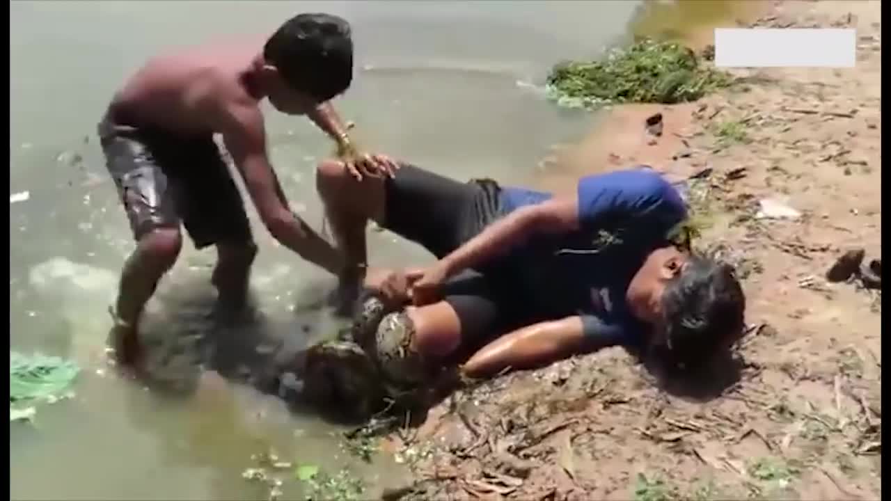 Thanh niên suýt mất mạng vì bị trăn khổng lồ cuốn chặt khi lội dưới hồ senc